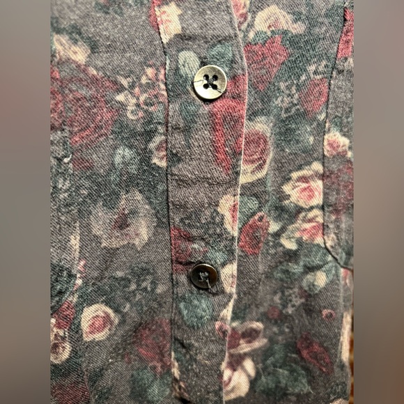 Rock Republic dark grey with floral design. V neck button up top size XL - Picture 6 of 10